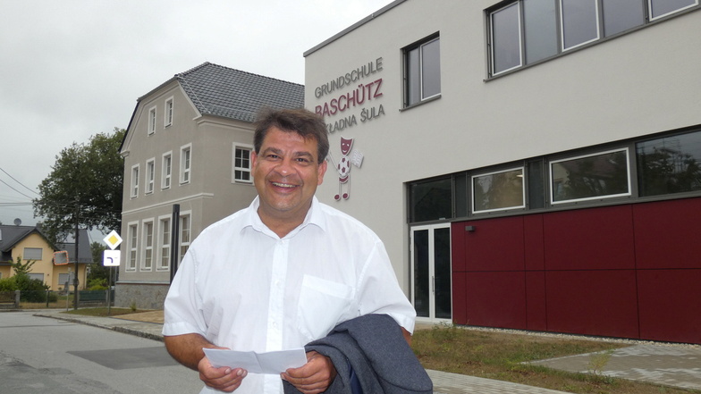 Der Kubschützer Bürgermeister Olaf Reichert freut sich: Rechtzeitig vor Beginn des neuen Schuljahres wird die rundum modernisierte und erweiterte Grundschule im Ortsteil Baschütz fertig.