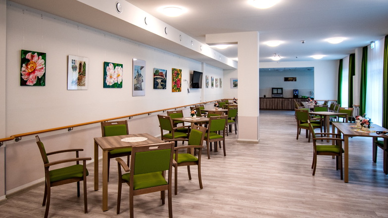 In der Caféteria sind derzeit Bilder der Roßweiner Malerin Sabine Krondorf zu sehen.