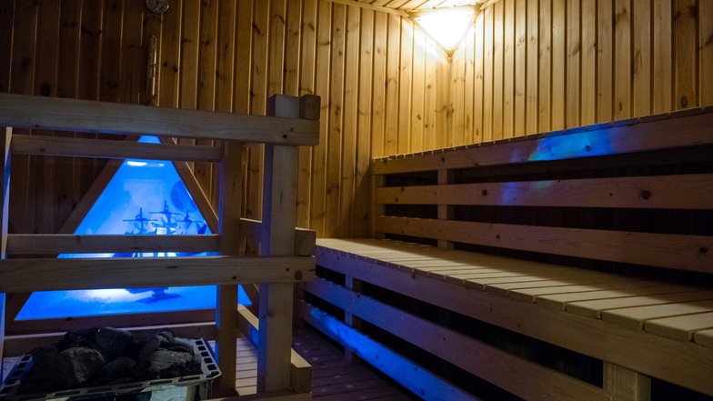 Die Sauna soll künftig einmal pro Woche angeheizt werden - abends, wenn der Spielplatz geschlossen ist.