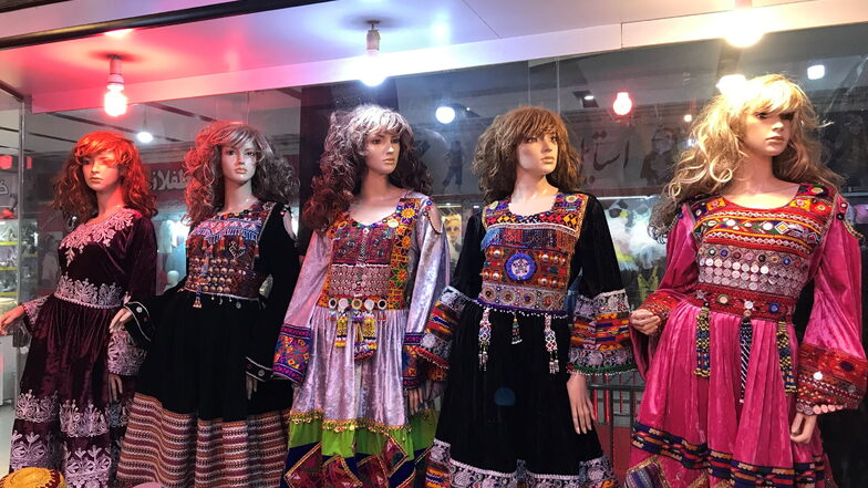 In Afghanistan haben die regierenden islamistischen Taliban erneut strenge Vorschriften verhängt - und nun Modegeschäfte im Westen des Landes aufgefordert, Schaufensterpuppen zu köpfen.