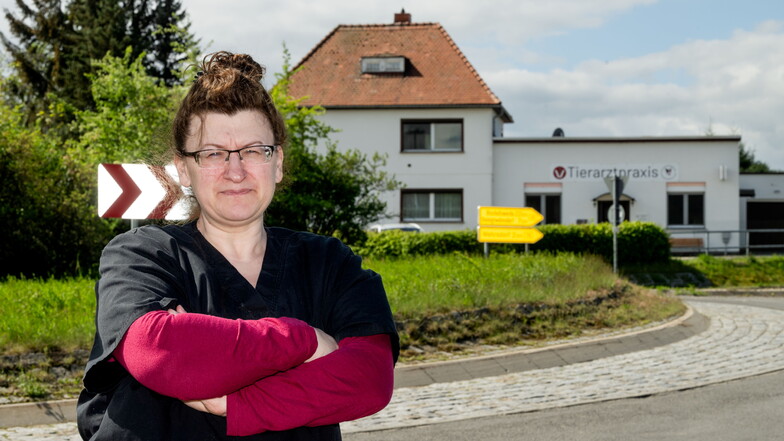 Tierärztin Julia Henny Rohland-Seidel ist sauer: Der Kreisverkehr in Sohland wird in den kommenden Monaten wegen Bauarbeiten vollgesperrt sein. Wie kommen ihre Patienten dann zu ihr?