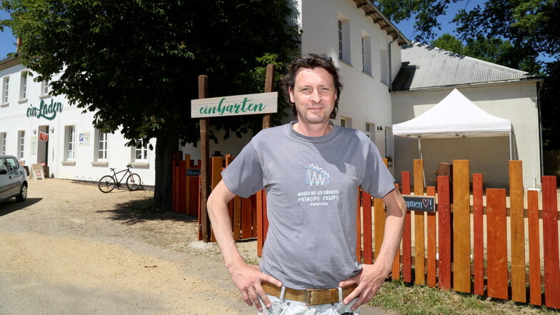Hausarzt Jens Drahonovsky eröffnete 2017 seinen Dorfladen im Deutschen Haus in Horka. Ein Jahr später kam der Biergarten dazu. Wann und ob seine Nachfolgerin den Biergarten wieder eröffnen wird, das hat sie noch nicht entschieden.