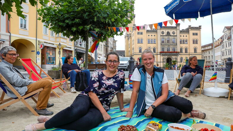 Ein Picknick für Mädchen und Frauen gabs am Mittwoch auf dem Zittauer Marktplatz.