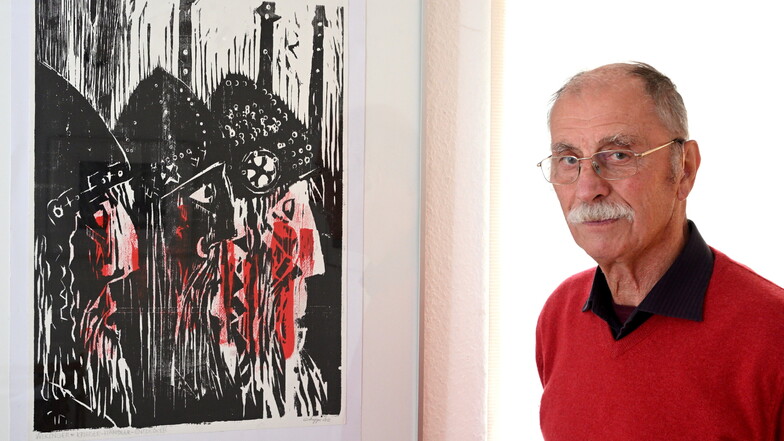 Horst Hoppe im Oktober 2019 mit drei Wikingern im Einnehmerhaus Freital, anlässlich seiner Ausstellung zum 85. Geburtstag.
