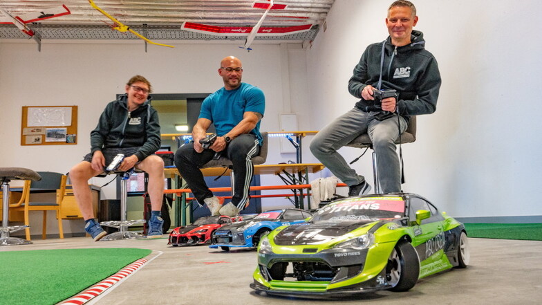 Männer mit Spieltrieb: Sven Fritzsche, Arin Boghoss und Mario Hartwig (v.r.n.l.) von der ABD Drift & Offroad Crew mit ihren Modellautos im Maßstab 1:10.