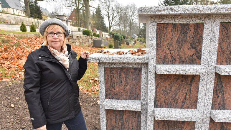 Birgit Donat steht vor dem neuen Kolumbarium auf dem Altenberger Friedhof. Nach anfänglicher Skepsis bei den Altenbergern hat sich diese Art der Bestattung etabliert.
