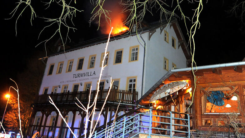 Was zunächst nach Dachstuhlbrand in der Turmvilla in Bad Muskau aussieht, entpuppt sich bald als ein Ereignis viel größeren Ausmaßes.