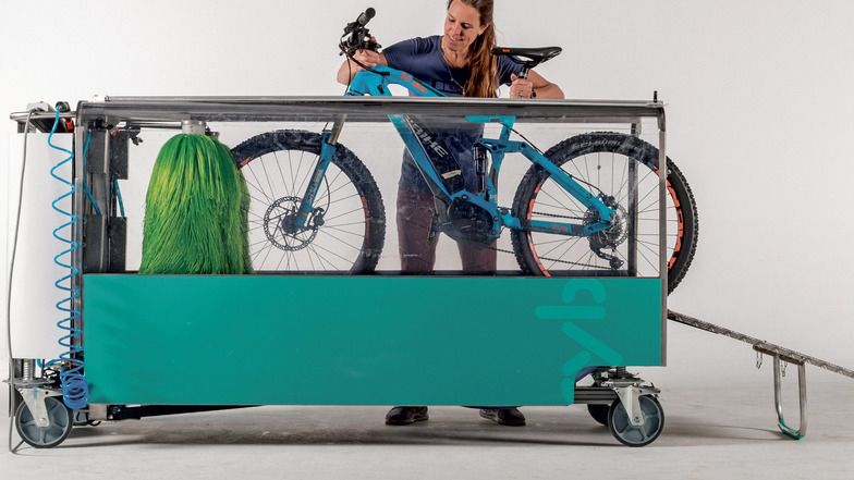 Fahrrad reinstellen und los: Die patentierte Waschanlage stammt von einer Münchner Firma.