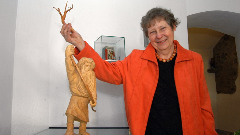 Das Bild zeigt Museumsgründerin Ingrid Vettin-Zahn bei der Eröffnung des Rübezahl-Museums in der Görlitzer Nonnenstraße im Mai 2005.