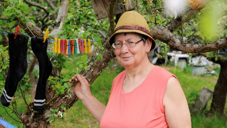 Birgit Beeken im Frauenhainer Ortsteil Pfeife öffnet gern ihren Garten für Interessenten.