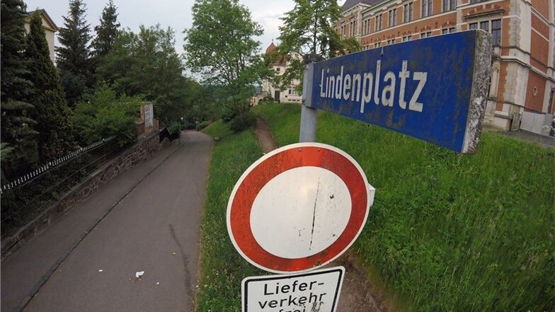Der Lindenplatz (sogenannter Kindergartenberg) soll in Richtung Bergstraße für den stadtauswärts fließenden Verkehr geöffnet werden. Die Anwohner halten das für gefährlich.