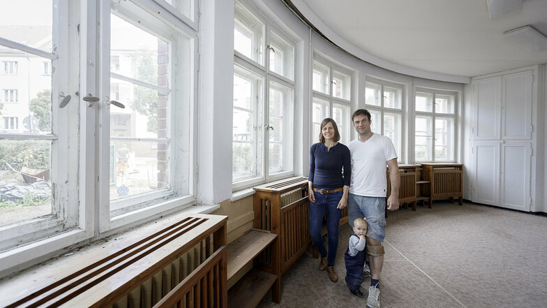 Elisa und Gerd Weise stehen mit ihrer Tochter in dem großen Parterreraum, der einst als Schlafzimmer für die Kinder diente.