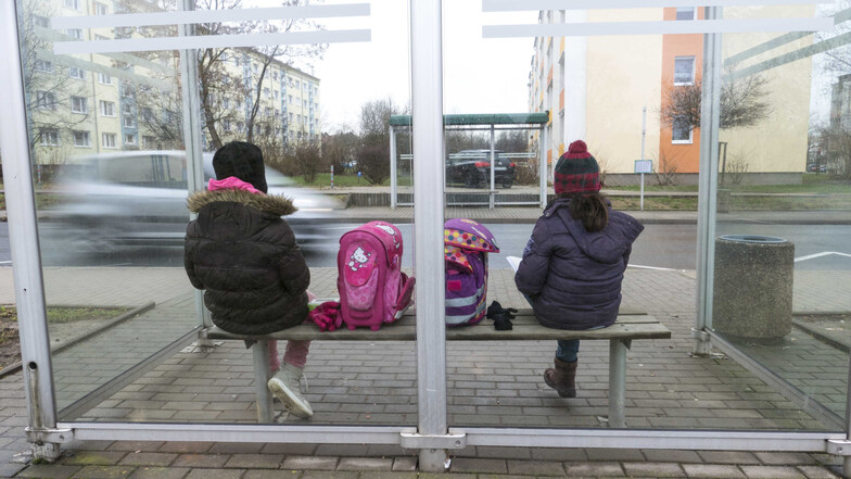 Grundschüler an einer Bushaltestelle in Riesa-Weida – bis Ende 2018 wurden die Kinder dort von Schulbegleitern betreut. Ab April wird es nun Schulbegleiter an allen Grundschulen geben, die unter anderem bei der Aufsicht helfen sollen.