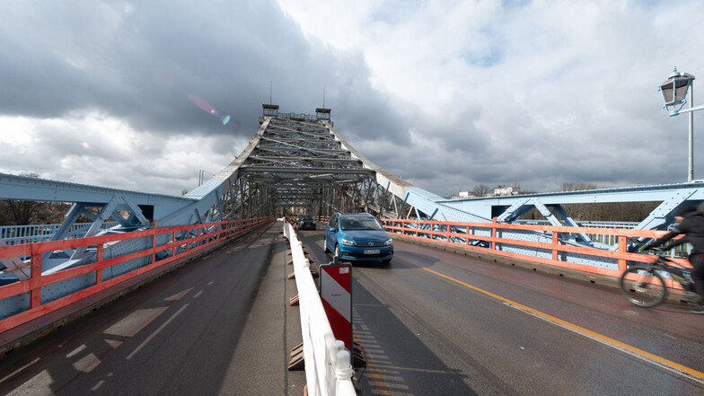 Mit frischem Blau ist zwar das Mittelteil des Blauen Wunders gestrichen worden. Doch der Großteil der 130 Jahre alten Brücke muss noch saniert werden. Beim Brücken-Tüv hatte sie die schlechteste Note aller städtischen Dresdner Elbebrücken erhalten.