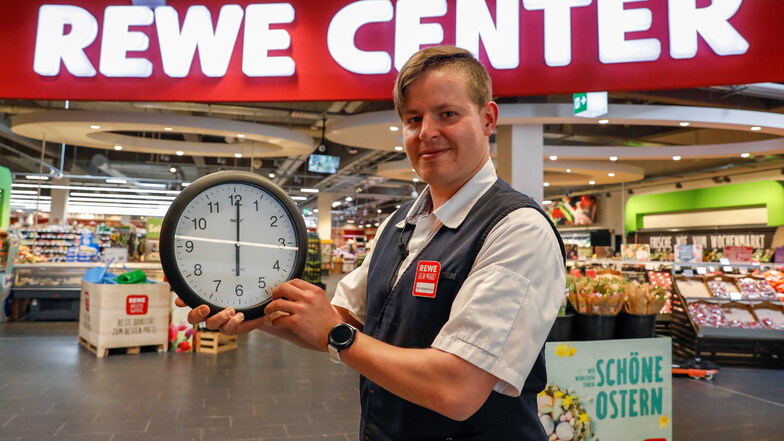 Marktleiter Sven Hübschmann hat an der Uhr gedreht: Rewe öffnet diese Woche bereits um 6 statt erst um 7.