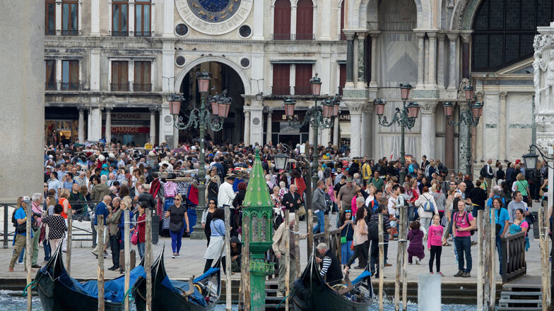Touristenmassen auf dem Markusplatz in Venedig (Symbolfoto).
