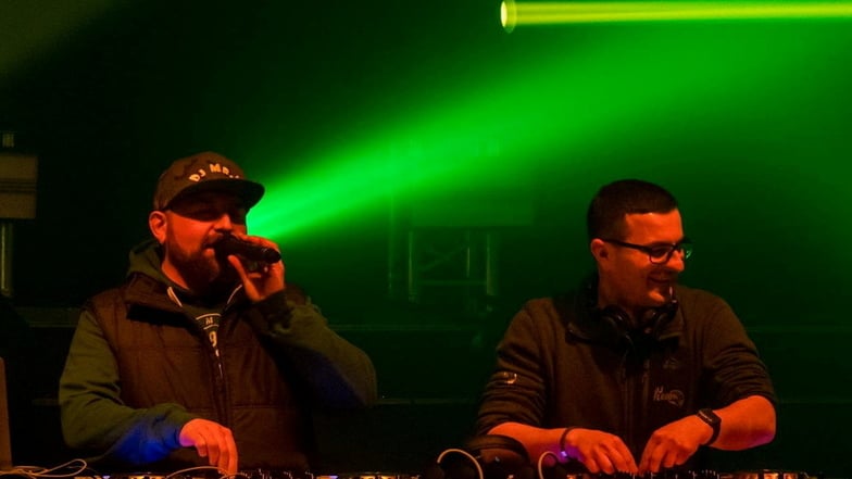 Neben DJ Flooo (rechts) und dem gebürtigen Strehlaer Mr. D. (l.) wollen noch zwei weitere DJs bei der Benefizveranstaltung auflegen.