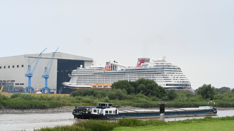 Das Kreuzfahrtschiff "Disney Treasure" verlässt am 8. August das Baudock der Papenburger Meyer Werft.