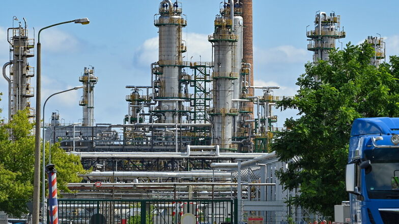 Anlagen zur Rohölverarbeitung stehen auf dem Gelände der PCK-Raffinerie Schwedt.