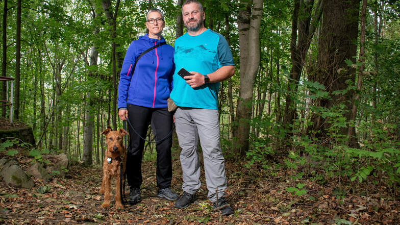 Katrin und Jens Pigorsch sind mit ihrem Hund Karlo mehrmals täglich in der Natur unterwegs. Die Daten, die sie dabei sammeln, sollen auch anderen Naturfreunden helfen, Strecken kennenzulernen.