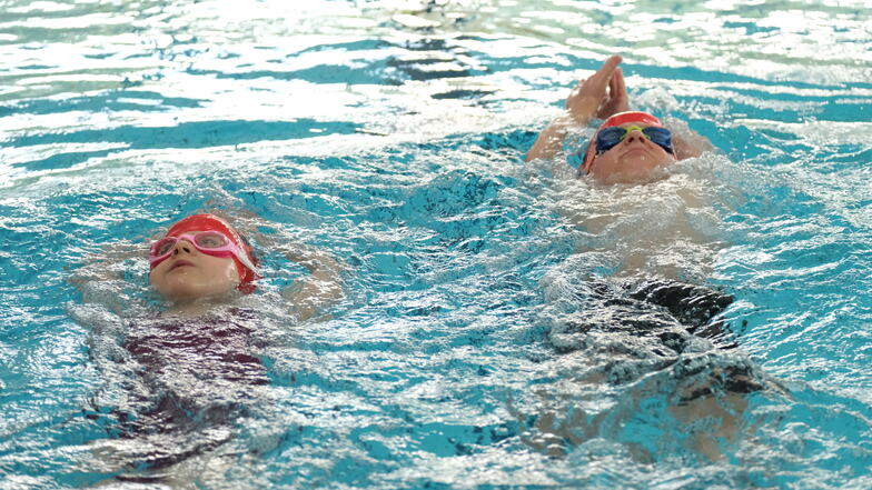 Schwimmkurs für Kinder bei der DLRG im Wellenspiel, Lene und Finn beim Rückenschwimmen.