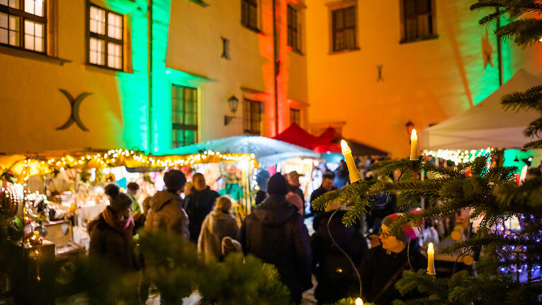 Weihnachtsmarkt im Innenhof der Schlosses in Hoyerswerda
