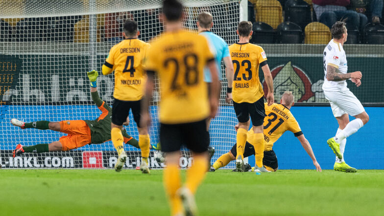 Wiesbadens Manuel Schäffler (rechts) erzielt das vermeintliche Tor zum 1:0. Dem Treffer wurde nach Videobeweis die Anerkennung verwehrt.