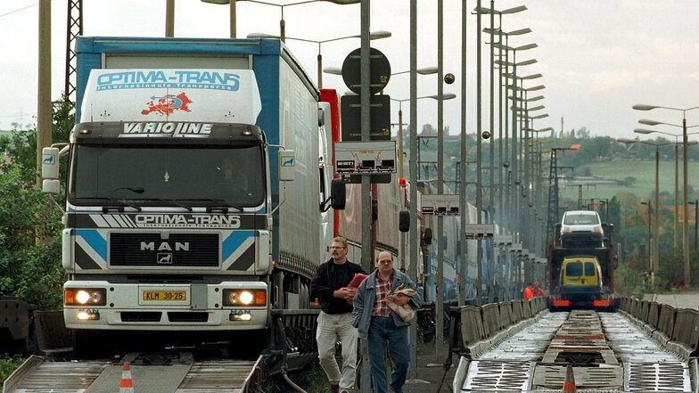 Die Rollende Landstraße gab es schon einmal. Sie nahm seit September 1994 zwischen Dresden und Lovosice die Fernlastzüge im Huckepack auf Bahnwaggons.