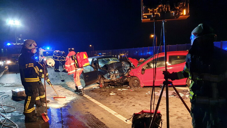 Tragischer Unfall auf der Sachsenbrücke: Ein Mann starb, ein weiterer wurde schwer verletzt.