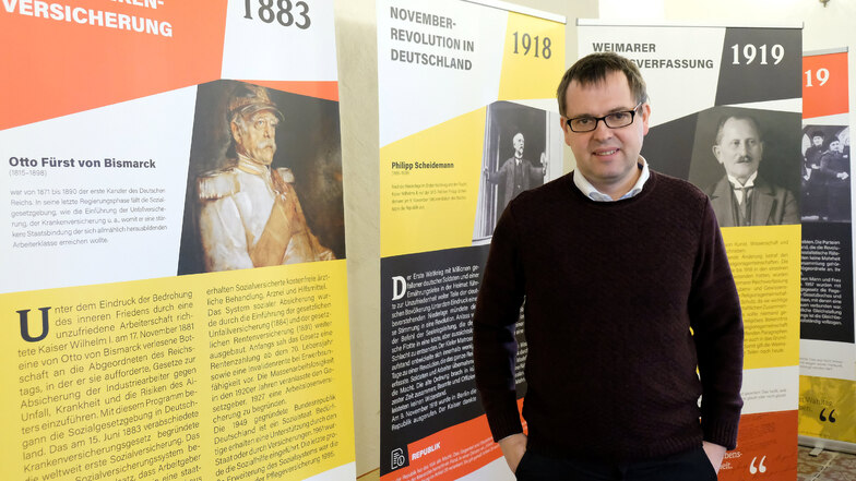 Matthias Donath allein zu Haus. Im Herrenhaus in Niederjahna hat er die Ausstellung "Meilensteine der Demokratie" aufgebaut.
