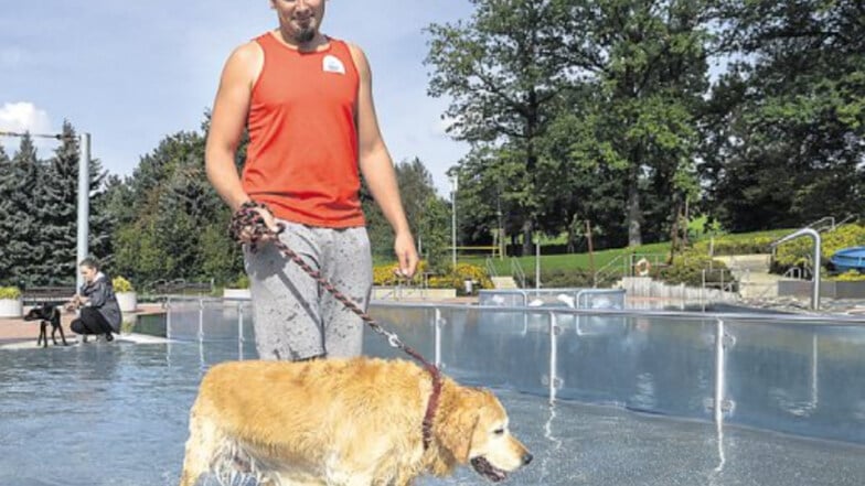 Normalerweise haben Hunde im Freibad Cunewalde keinen Zutritt. Schwimmmeister Rico Koslowski - hier ein Bild von 2017 - macht am 22. September aber eine Ausnahme.