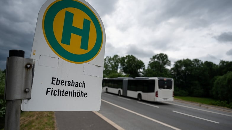 Ein Bus der Linie 68 fährt vorbei an der Haltestelle "Fichtenhöhe" Ebersbach - die sechs Jugendlichen dürfen jetzt wieder mitfahren.