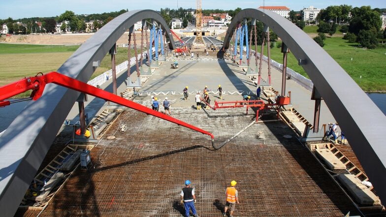 Am 24. August 2011 wird der erste Abschnitt der Fahrbahnplatte zwischen den Bögen betoniert.