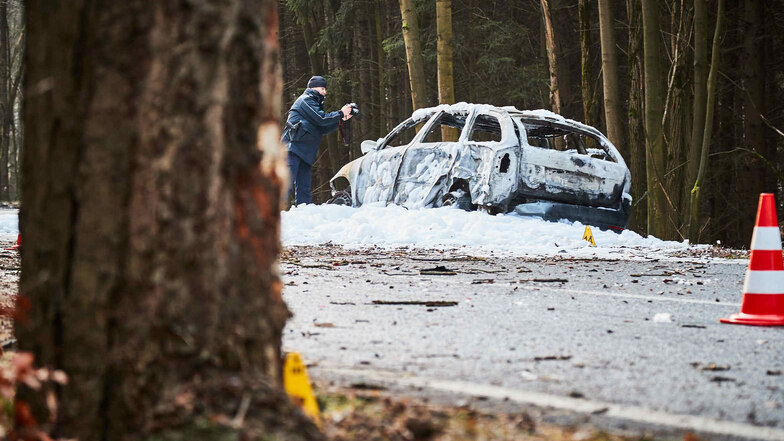 Nachdem der Skoda gegen einen Baum prallte, ging das Fahrzeug in Flammen auf.