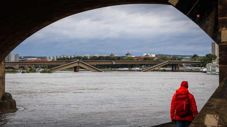 Blick von der Augustus- zur Carolabrücke: Die eingestürzten Betonblöcke sollen kein signifikantes Hindernis für das Hochwasser darstellen. Am Abend wurde mit dem Übersteigen von fünf Metern Alarmstufe zwei ausgelöst.