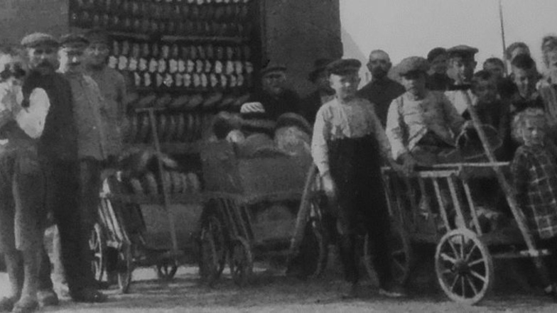 Das Brotauto der Konsum-Bäckerei lieferte in den Dörfern seine Ware an zentraler Stelle an, von dort aus ging es per Leiterwagen weiter.