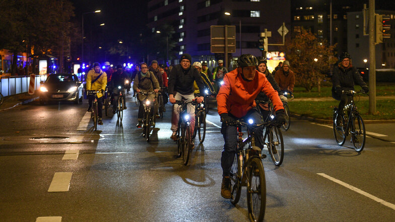 Rollender Protest: Radfahrer blockierten am Dienstagabend auch die Albertstraße in Dresden.