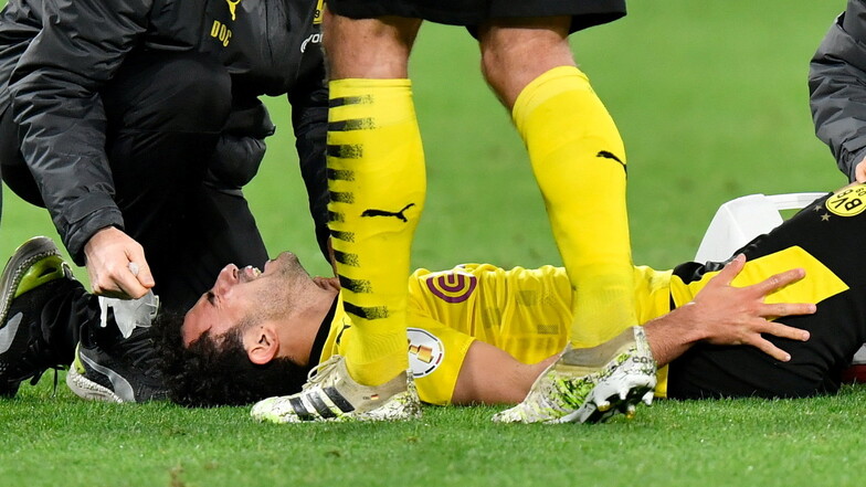 Dortmunds Mateu Morey liegt verletzt auf dem Platz. Noch am Abend wird er ins Krankenhaus gebracht.