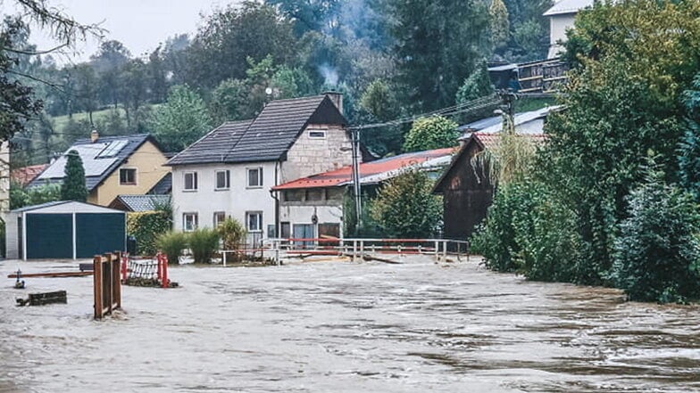 Flut in Mähren: Policna, ein Vorort von Valašské Meziříčí, úberschwemmt von der Becva.