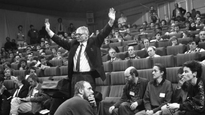28. Januar 1990, Gründungskonferenz Nezues Forum. Jens Reich (stehend) erklärte, daß das Neue Forum mit Blick auf die anstehenden Wahlen unter gewissen Bedingungen bereit sei, mit der Regierung zu kooperieren.