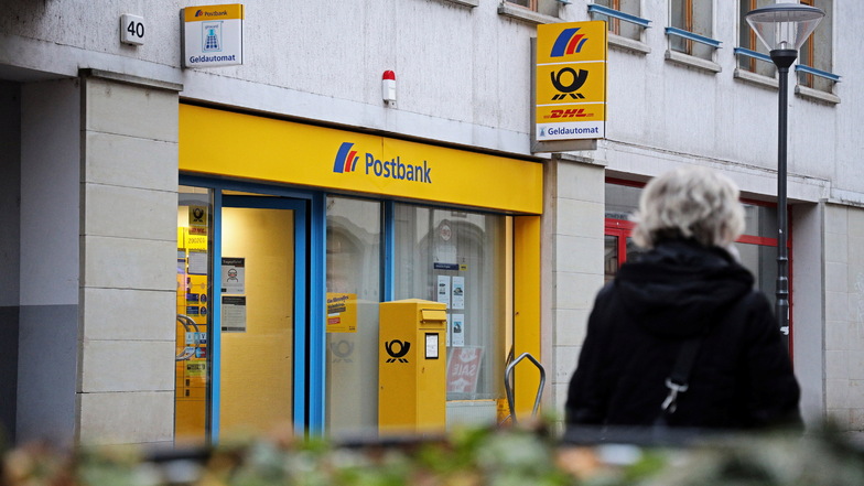 Die Tage der Postbank-Filiale an der Hauptstraße in Riesa sind gezählt. Nächsten Monat macht sie zu.