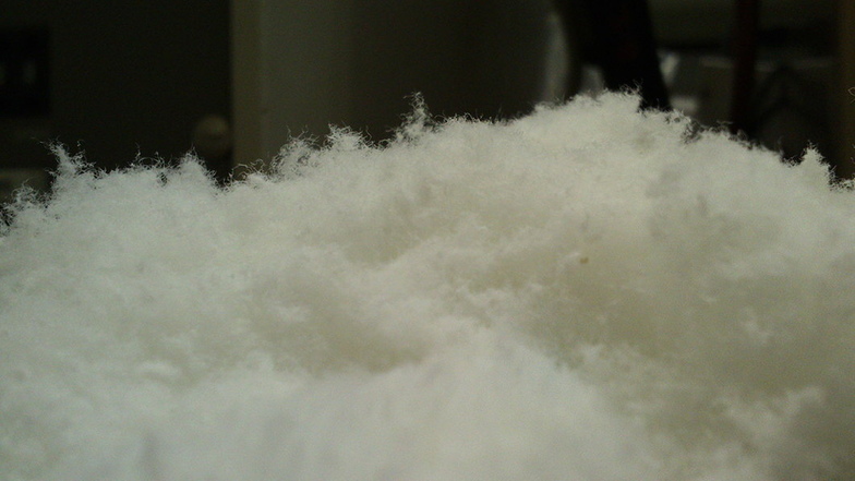 Sieht aus wie Schafwolle, war aber mal Papier. Die feinen Cellulosefasern trennt die Anlage der Dresdner Forscher durch Luftwirbel auf – ganz ohne Wasser.