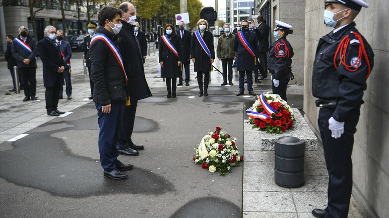 Der Bürgermeister von Saint-Denis, Mathieu Hanotin (l), und der französische Premierminister Jean Castex nehmen an einer Kranzniederlegungszeremonie anlässlich des 5. Jahrestages der Anschläge vom 13. November 2015 teil