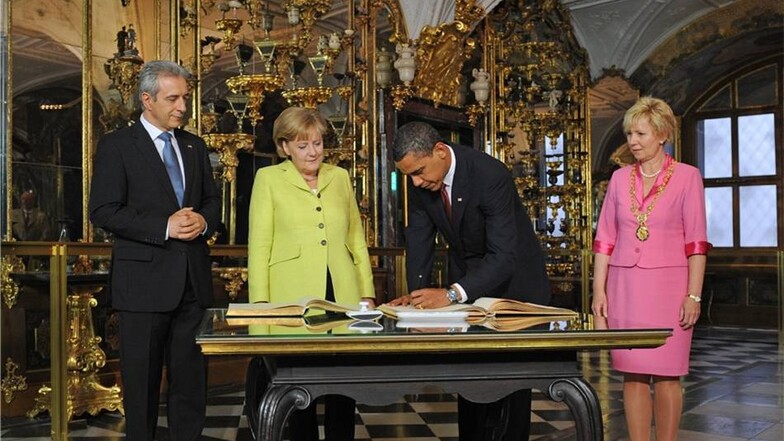 Staatsbesuch aus den Staaten: In Dresden herrschte höchste Sicherheitsstufe, als US-Präsident Barack Obama 2009 in die Stadt kam. Im Schloss trug er sich in goldene Bücher ein. Helma Orosz trug Pink, Kanzlerin Angela Merkel Gelb.