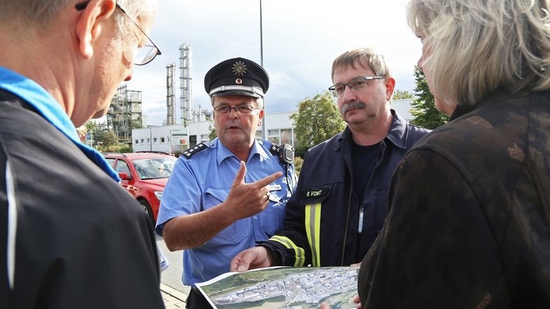 Revierleiter Hermann Braunger (links) und Ronald Voigt vom Katastrophenschutz besprechen sich mit Wacker-Sprecherin Asta Tehnzen-Heinrich.