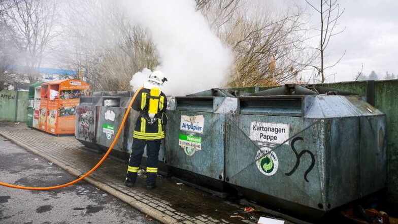 Die Freiwillige Feuerwehr Pulsnitz löschte am Dienstag den Brand eines Papiercontainers an der Nordstraße.