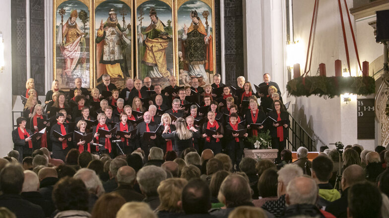 Unter der Leitung von Lisa Häntzschel sorgte der Döbelner Stadtsingechor in der Nicolaikirche mit Advents- und Weihnachtsliedern für festliche Stimmung.