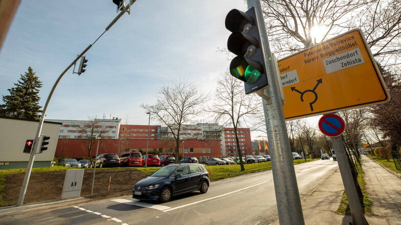 Einsteinstraße in Pirna: Die Trasse ist nun wieder in stadtauswärtiger Richtung befahrbar.