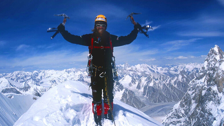 Immer wieder zieht es Thomas Huber nach Pakistan. Hier steht er auf dem 6 920 Meter hohen Ogre III im Karakorum.