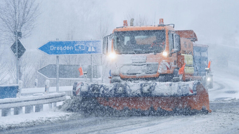 17 kreiseigene Winterdienst-Fahrzeuge und 22 Räumfahrzeuge von Fremdfirmen sind am Mittwoch unterwegs.